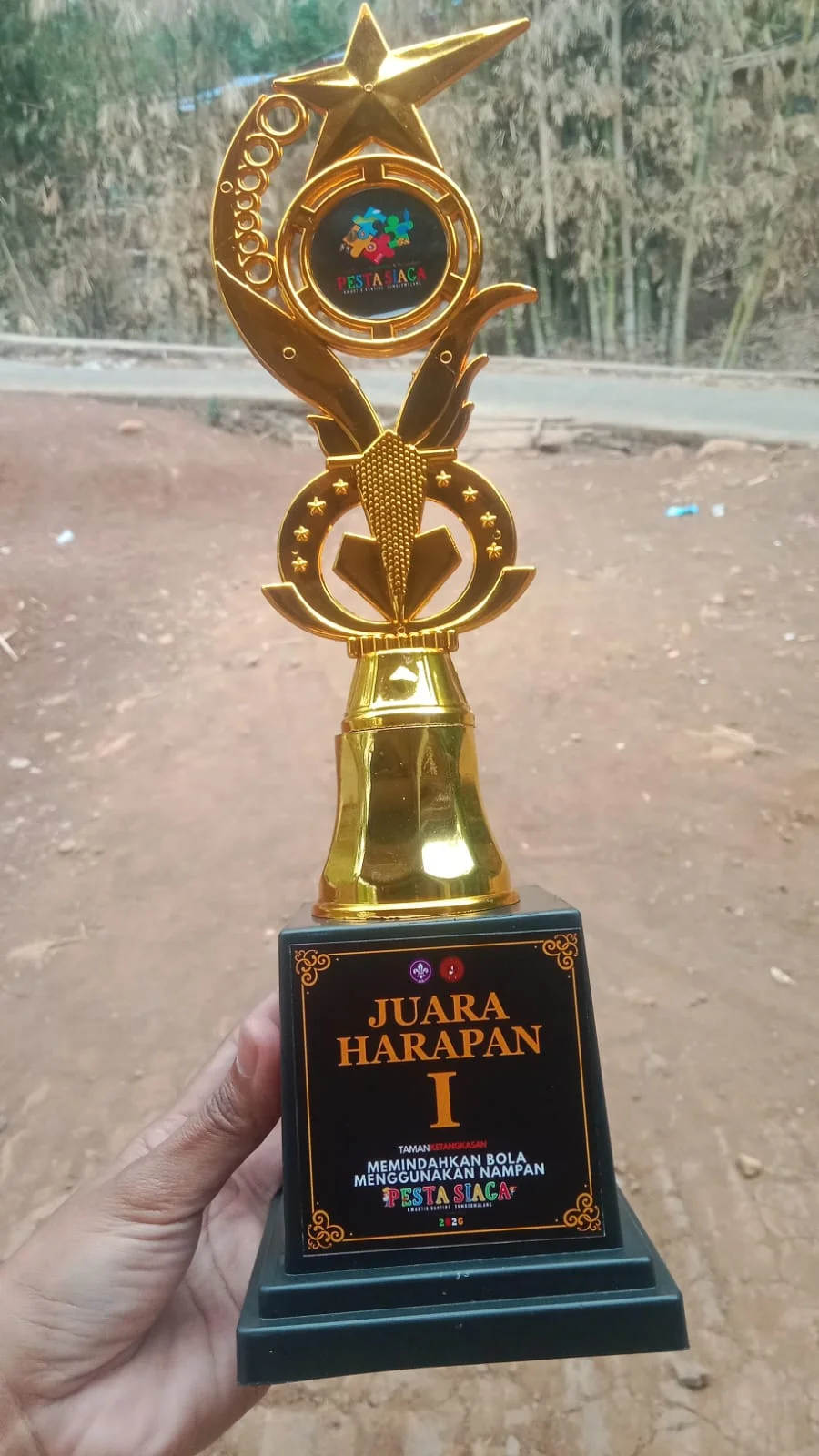 lomba memindahkan bola memakai nampan